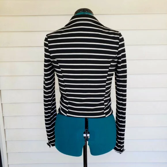 B&W Stripped Cropped Blazer - Picture 5 of 9